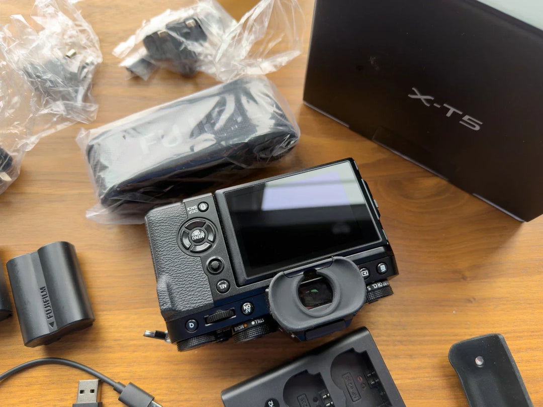 Fujifilm X-T5 XT5 40.2MP BLACK Body +XTRA accessories